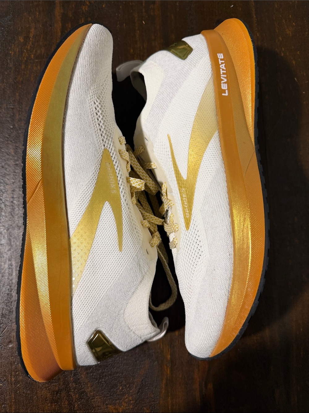 Brooks Levitate Women's Running Shoes - White & Gold Metallic - Picture 2 of 7